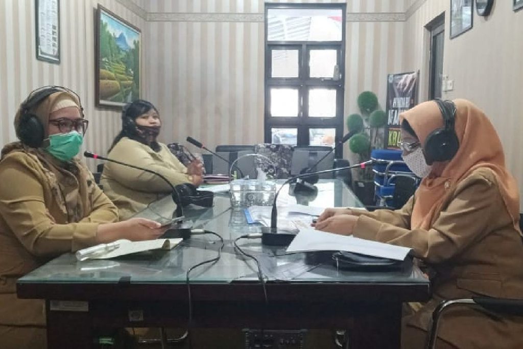 Sosialisasi vaksin covid-19 melalui radio dan medsos. (ist) - Dinkes Aktif Sosialisasikan Vaksin Covid-19