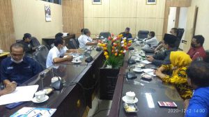 BAIK : Suasana rapat gelar pendapat (hearing) Komisi C DPRD Jember bersama dengan pimpinan dua perusahaan daerah. (vin) - Kinerja PDAM Tirta Pandalungan Jember Membaik