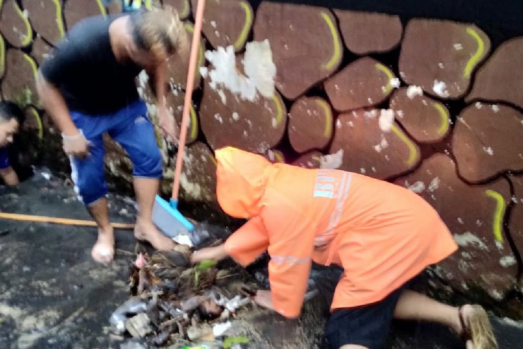 Sutiaji turun bersihkan sampah. (ist) - Begini Penyebab Banjir Kayutangan, Kasin dan Suhat