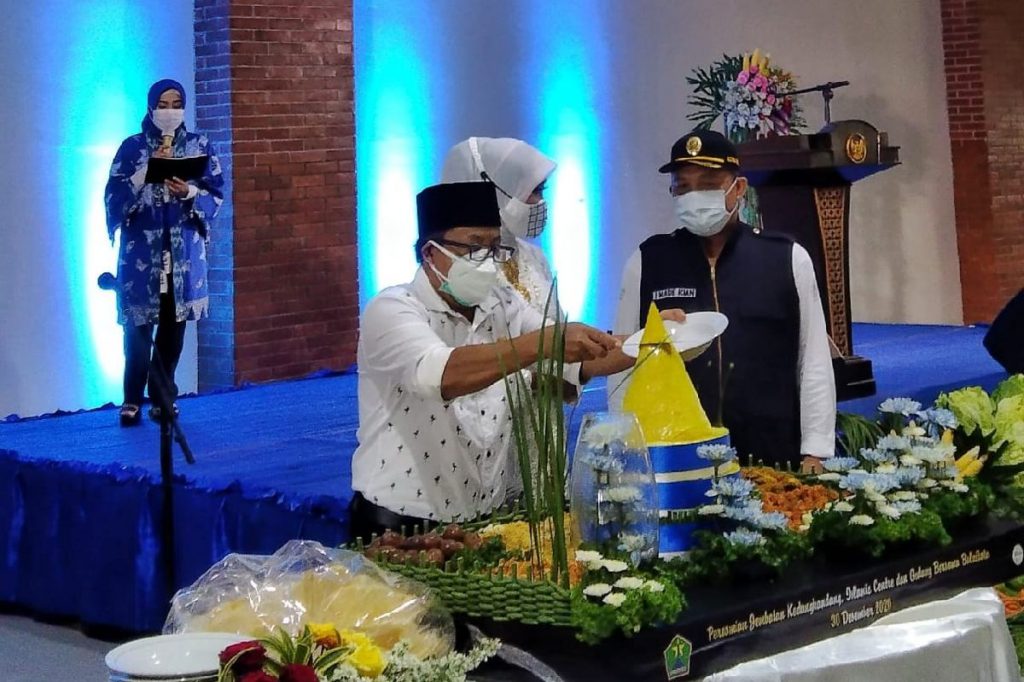Pemotongan tumpeng oleh Walikota. (jaz) - Kini Kota Malang Punya Islamic Center