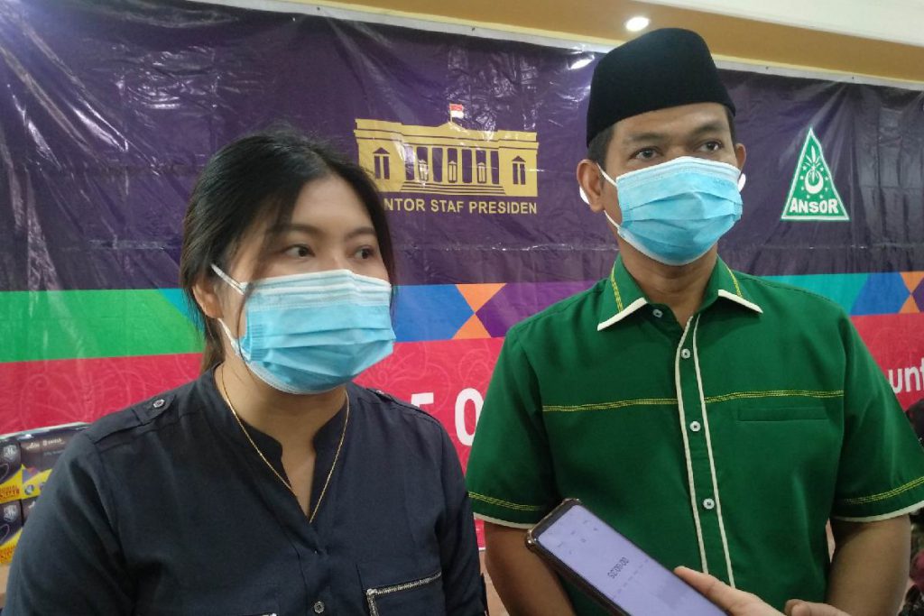 Sylvana dan Haerul Amri, menjawab pertanyaan awak media. (rhd) - Aice Grup - GP Ansor Bagikan 150 Ribu Masker Medis untuk Masyarakat Kota Malang