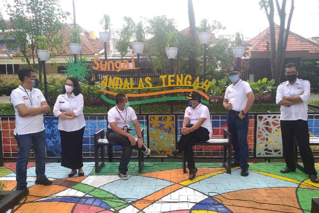Walikota beserta jajaran dan pejabat BRI di taman Sungai Andalas Tengah. (rhd) - Wajah Baru Sungai Andalas Tengah, Dari Kumuh Jadi Konservasi