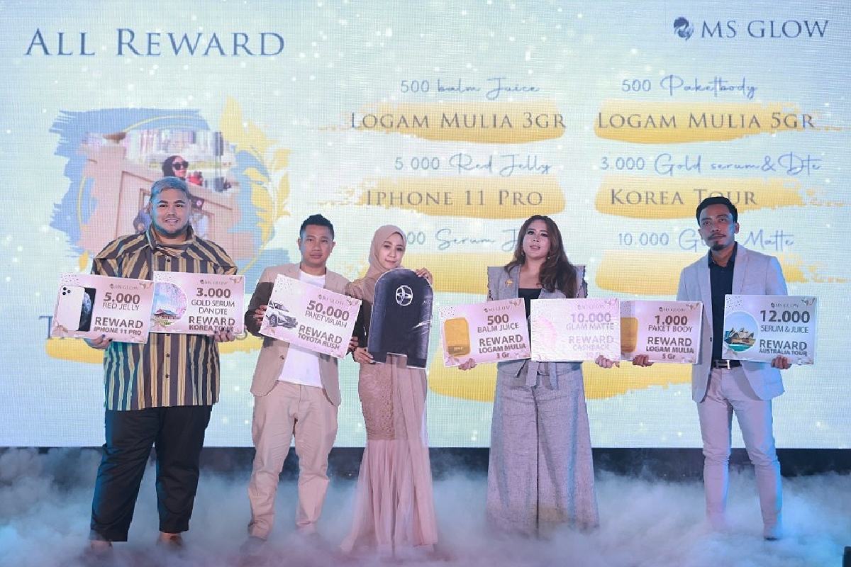 Tanti Agustini menerima reward simbolis Toyota Rush. (ist) - Tembus 50.000 Paket MS Glow, Tanti Agustini Boyong Toyota Rush