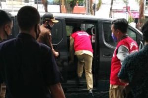 Tiga ASN Disinfokom Kota Pasuruan digiring ke mobil tahanan Kejari Kota Pasuruan - 3 (Tiga) Oknum ASN Disinfokom Ditahan Kejari