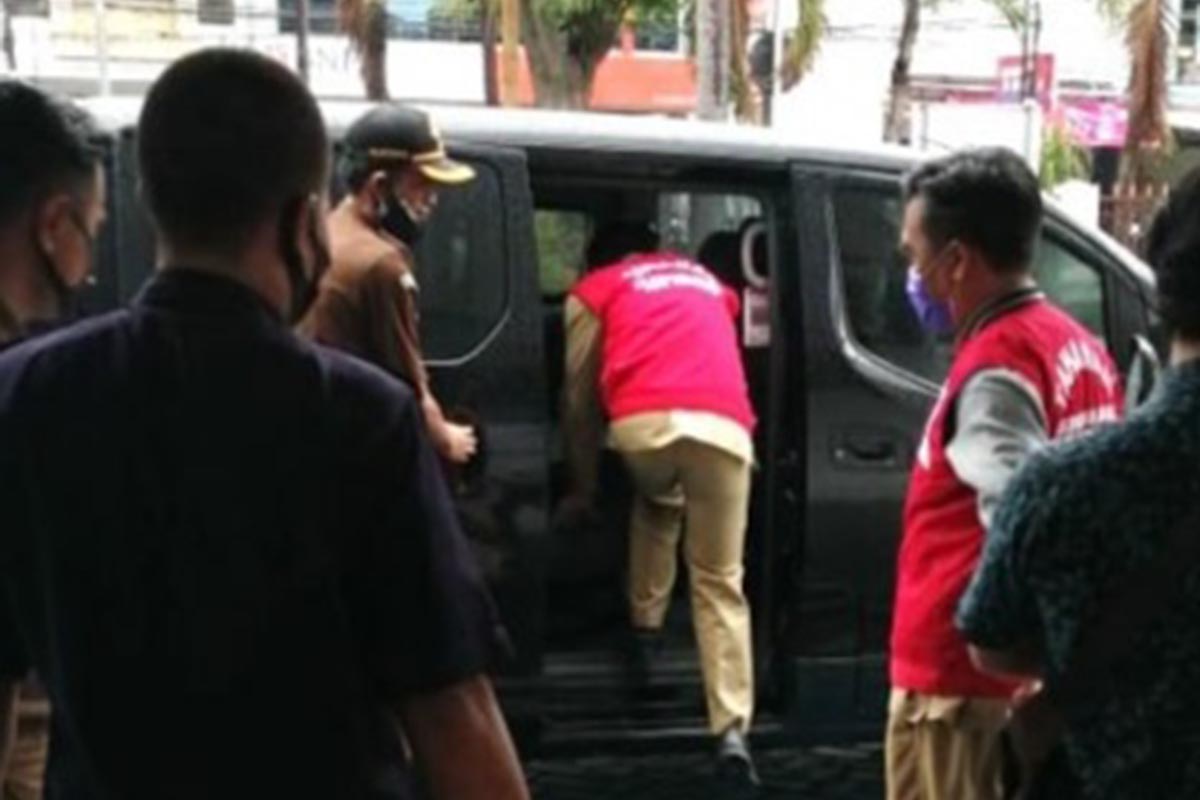 Tiga ASN Disinfokom Kota Pasuruan digiring ke mobil tahanan Kejari Kota Pasuruan - 3 (Tiga) Oknum ASN Disinfokom Ditahan Kejari