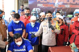 Tiga tersangka pengedar sabu-sabu diamankan di Polres Pasuruan. (memo x/tam) - Tiga Pengedar Sabu 1,165 Kilogram Dipenjara