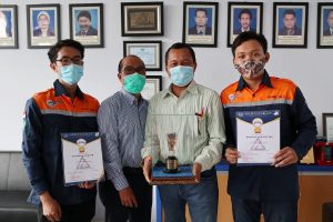 Tim Arya Satya bersama pembimbing dan Kajur JTS Polinema. (ist) - Tim Arya Satya Polinema Raih Juara National Balsa Bridge Challenge 2020