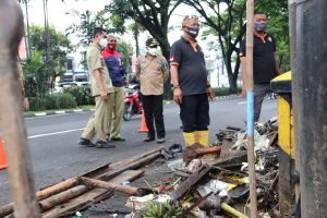 Timbunan sampah penyebab macetnya gorong-gorong. (ist) - Pasca Isolasi, Walikota Awali Dinas Sidak Kawasan Suhat