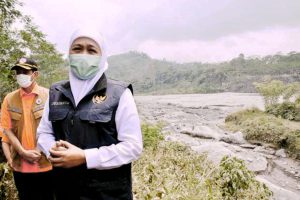 Gubernur Jatim Khofifah Indar Parawansa meninjau lokasi dampak bencana erupsi Gunung Semeru (ist) - Khofifah Siapkan Langkah Mitigasi