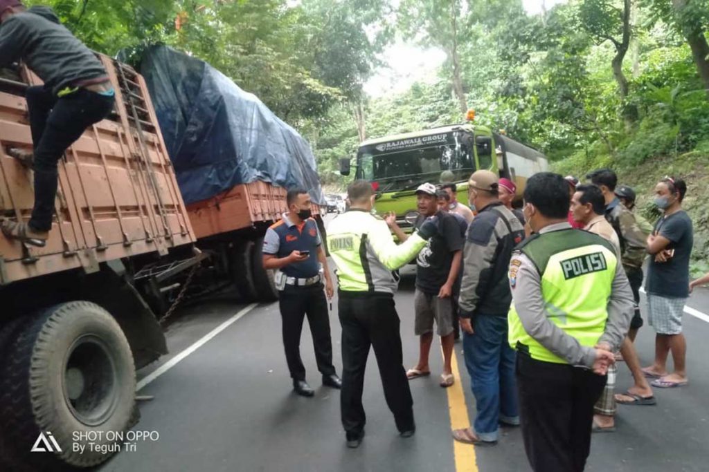 Truk gandengan dan truk tangki yang macet di jalur Gumitir membuat kendaraan dari arah Banyuwangi Jember - Jember Banyuwangi Macet total, Selasa (siang) - Dua Truk Mogok Jalur Gumitir Lumpuh