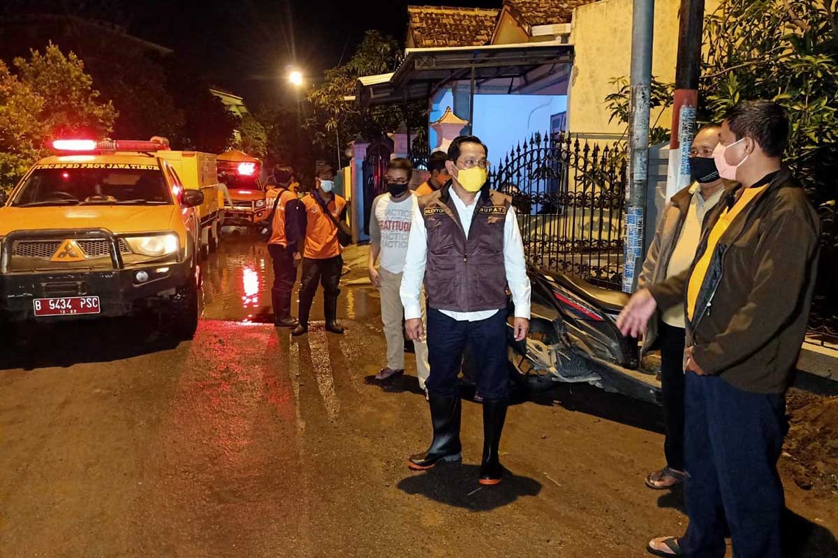 POMPA - Upaya penanganan banjir di 3 desa di Kecamatan Tanggulangin dilakukan Pj Bupati Sidoarjo, Hudiyono dengan mendatangkan satu unit pompa air dikirim dari BPBD Pemprov Jatim ke Balai Desa Banjarpanji, Senin (21/12/2020) malam - Pj Bupati Datangkan Pompa Air ke Balai Desa Banjarpanji