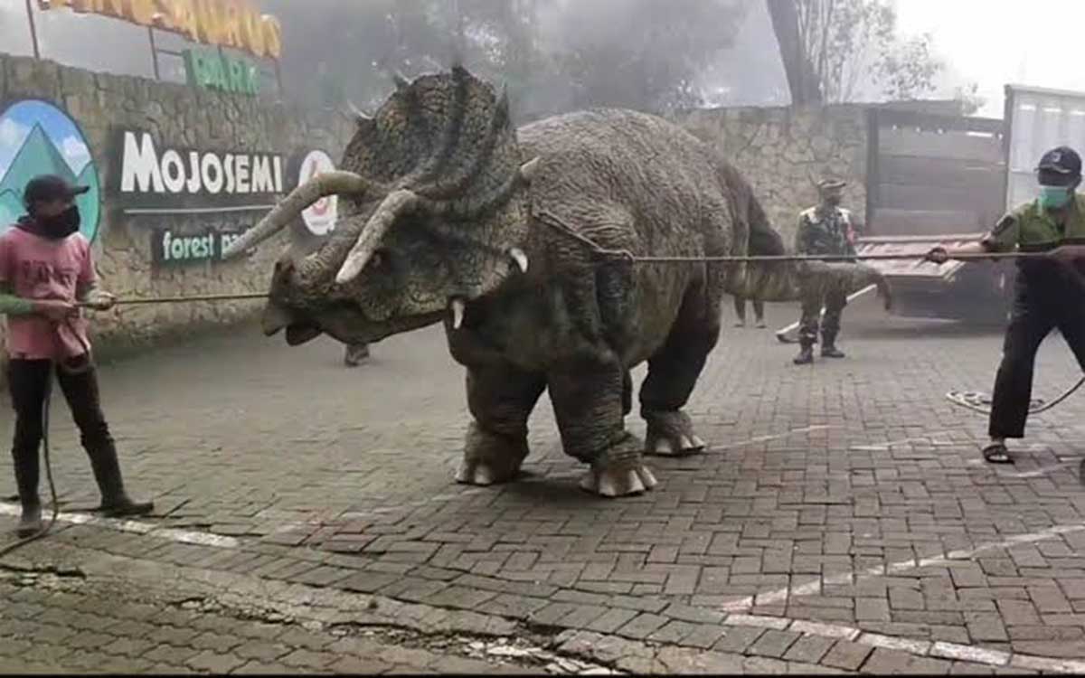 Video dinosaurus viral. (ist) - Ini Fakta Video Viral Dinosaurus Turun Dari Truk di Magetan