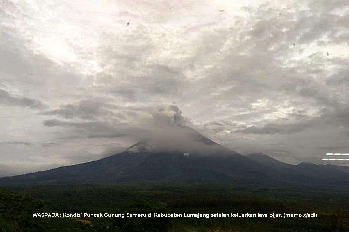 WASPADA : Kondisi Puncak Gunung Semeru di Kabupaten Lumajang setelah keluarkan lava pijar. (memo x/adi) - Gunung Semeru Keluarkan Lava Pijar