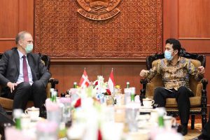 PELUANG : Wagub Jatim Emil Elestianto Dardak (kanan) menerima kunjungan Dubes Denmark HE Lars Bo Larsen di Gedung Negara Grahadi. (ist) - Pemprov Jatim - Denmark Perluas Peluang Kerjasama Kemaritiman