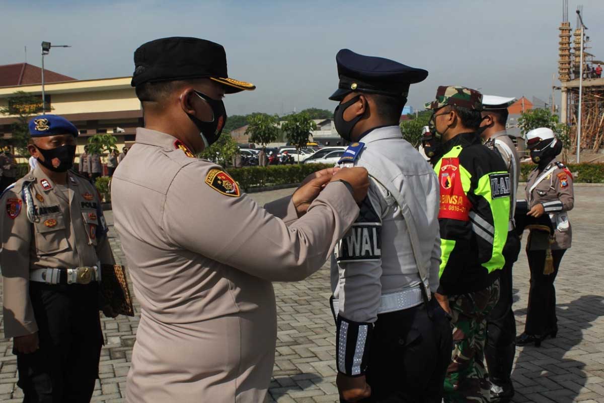 PENYEMATAN - Wakapolresta Sidoarjo AKBP Deny Agung Andriana memimpin Apel Gelar Pasukan Operasi Lilin Semeru 2020 di Polresta Sidoarjo sekaligua penyematan pin untuk 265 personel yang diterjunkan selama operasi, Senin (21/12/2020) - Operasi Lilin Semeru 2020, Polresta Sidoarjo Terjunkan 265 Personel