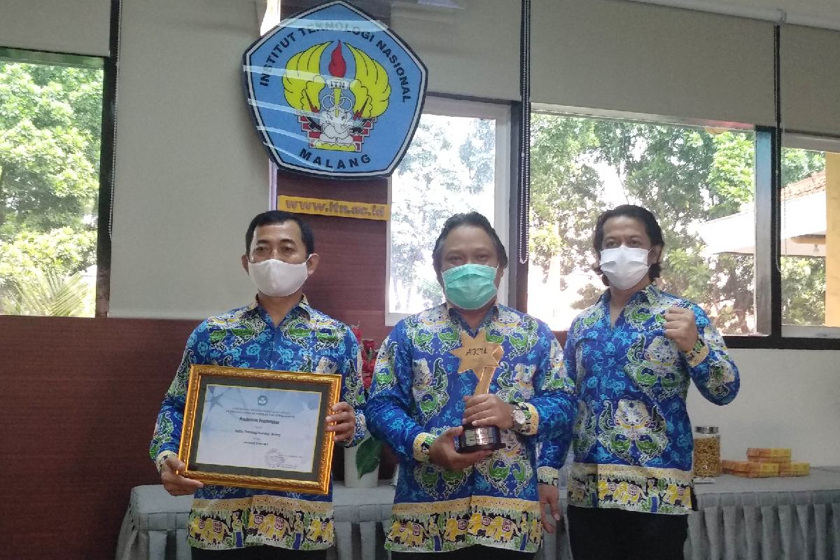 WR II, WR I dan WR III ITN menunjukkan penghargaan AKU 2020. (rhd) - ITN Malang Raih Rangking Pertama Kategori Institut AKU 2020