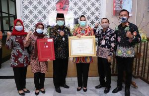 Walikota Batu, Dewanti Rumpoko saat menerima penghargaan dalam acara peringatan Hari HAM Tahun 2020. (memo x/ist) - Pandemi Ajarkan Lebih Peduli