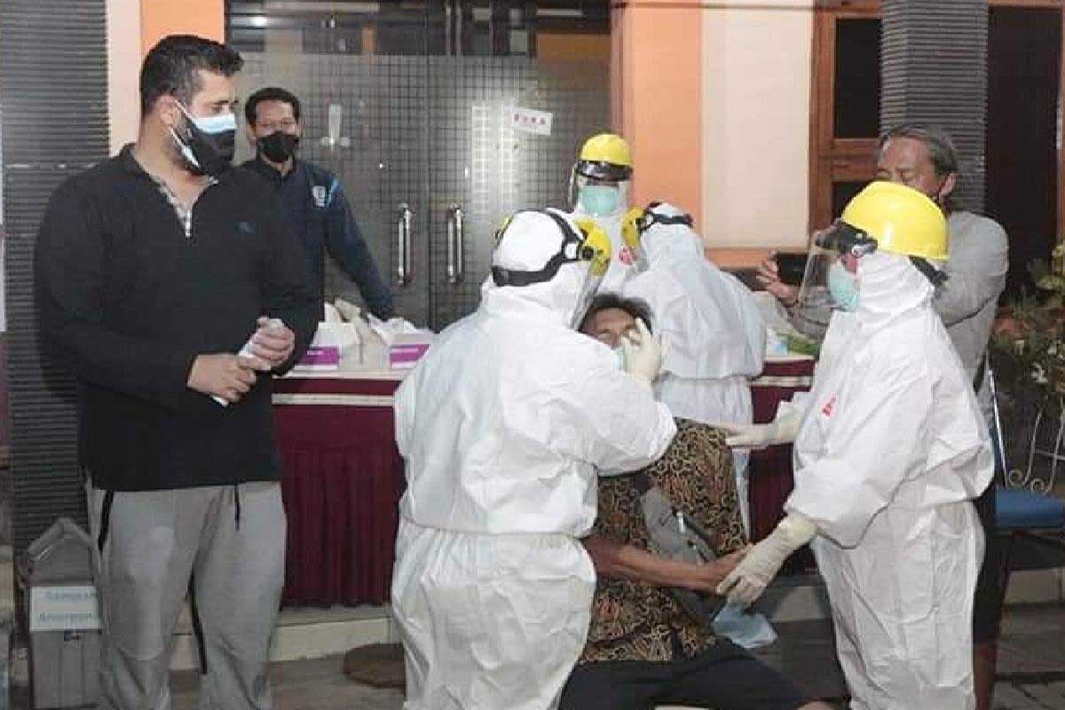 Wali Kota Probolinggo, Habib Hadi Zainal Abidin, mengawasi swab pelanggar. (ist) - Wali Kota Perintah Gencarkan Swab Antigen Bagi Masyarakat