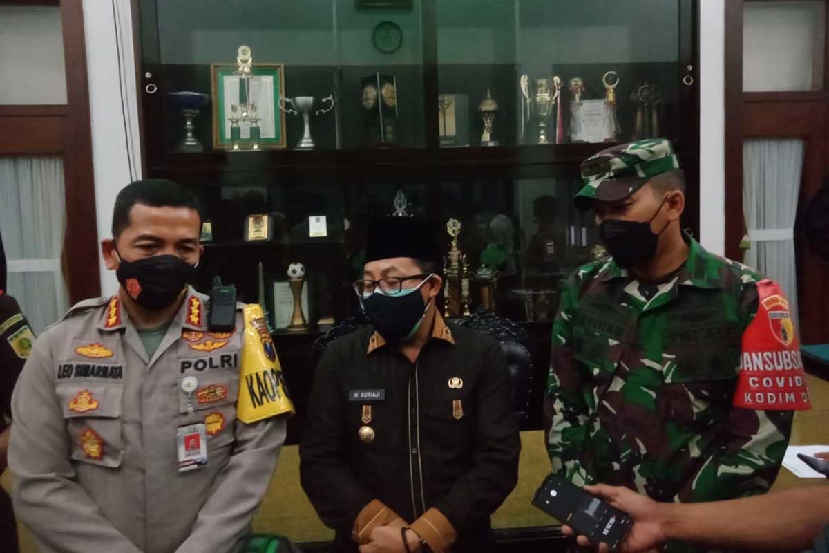 Walikota Malang, Sutiaji, (Tengah) bersama dengan Kapolresta Malang Kota, Kombes Pol Leonardus Simarmata, dan Dandim 0833 Kota Malang,Letkol Arm Ferdhian Phrimadhona. (memo x/gab) - Tekan Penularan Covid, Pemkot Terapkan Jam Malam
