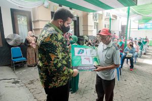 Wali Kota Probolinggo, Hadi Zainal Abidin, serahkan bantuan alat penunjang pengembangan usaha kepada UMKM. (ist) - Jelang Nataru, 86 Pelaku UMKM Kota Probolinggo Terima Bantuan Peralatan Penunjang Pengembangan Usaha