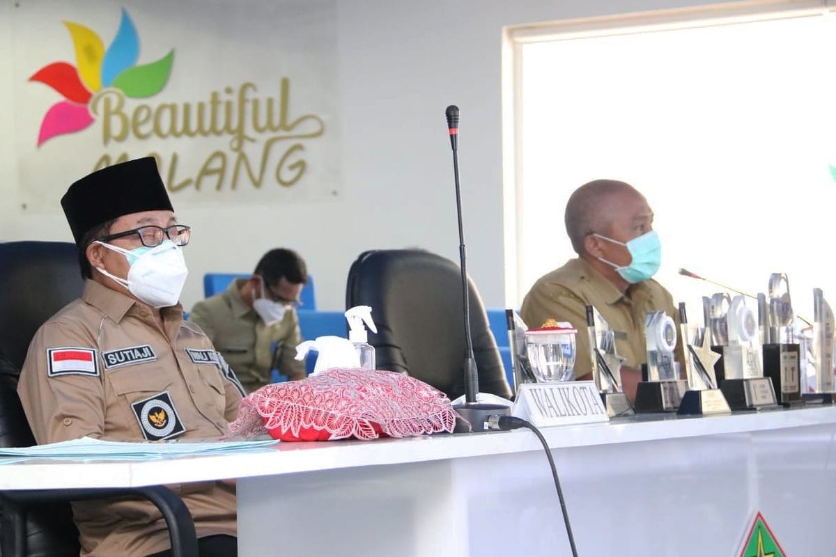 Walikota Malang dan Plt Diskominfo, siap membagikan Piala Awarding Day 2020. (ist) - Pemkot Malang Awarding Day 2020 Apresiasi 29 Layanan Publik Terbaik