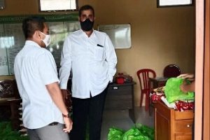 Wali Kota Probolinggo, Habib Hadi, pantau pendistribusian paket sembako pasar murah di Kelurahan Jrebeng Kidul, Kecamatan Wonoasih. (ist) - Pemkot Probolinggo Gelar Pasar Murah Bersubsidi, Bantu Warga Terdampak Covid-19