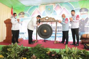 Wali Kota Probolinggo memukul gong penanda peresmian Kantor UKK Imigrasi. (ist) - Unit Kerja Kantor Imigrasi Kini Hadir di Kota Probolinggo