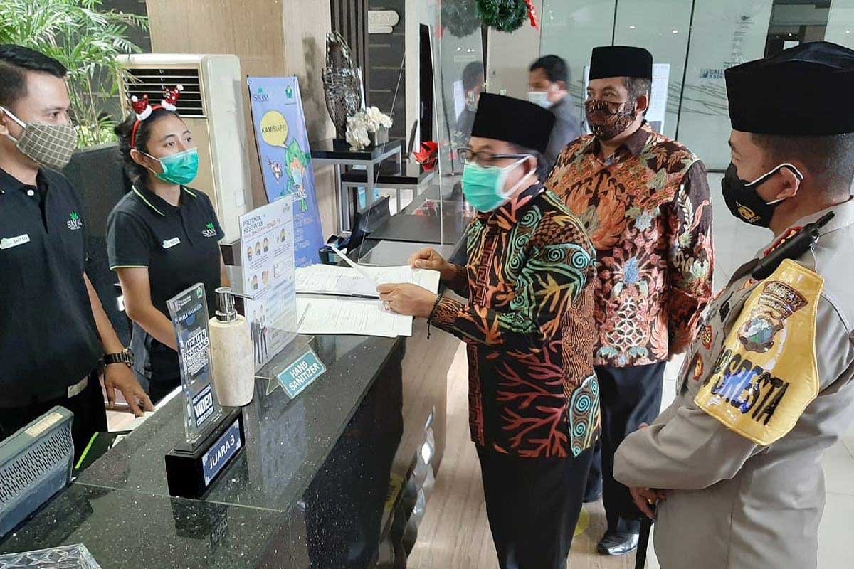 Walikota dan Kapolresta Malang Kota menyigi pelaksanaan SE di hotel. (ist) - Walikota dan Kapolresta Sidak Pengunjung Hotel