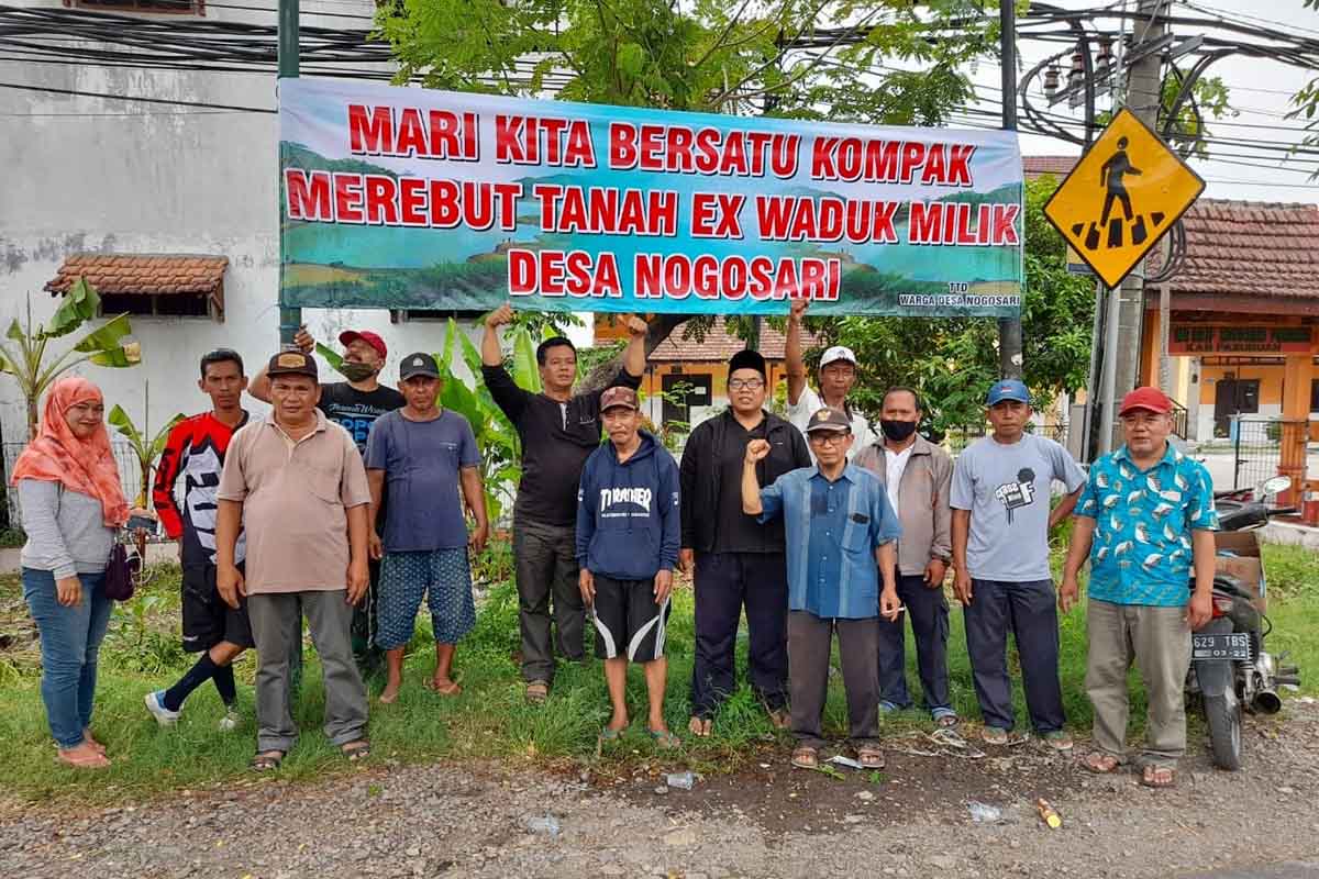 KOMPAK: Warga Nogosari berjanji akan merebut kembali tanah waduk yang dikuasai oleh pihak luar atau perseorangan - Warga Nogosari - Pandaan Siap Rebut Tanah Eks Waduk