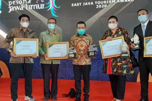 Wawali Kota Batu, Punjul Santoso (tengah) bersama pengelola dua hotel di Kota Malang menerima penghargaan dari Pemprov Jatim. (memo x/hms) - 2 Hotel Kota Malang Raih East Java Tourisme Award 2020