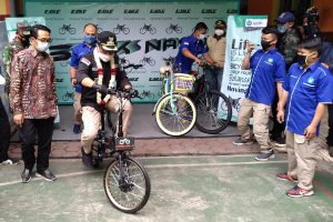 Wawali Kota Malang mencoba e-bike karya SMK Nasional Malang. (rhd) - SMK Nasional Malang Modifikasi Sepeda Bekas Jadi E-Bike