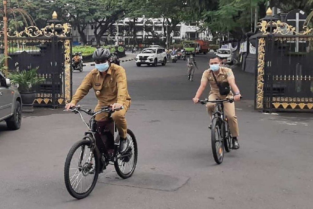 Wawali didampingi ajudan menunggangi E-Bike. (ist) - Bung Edi Tunggangi E-Bike SMK Nasional Saat Berangkat Kerja