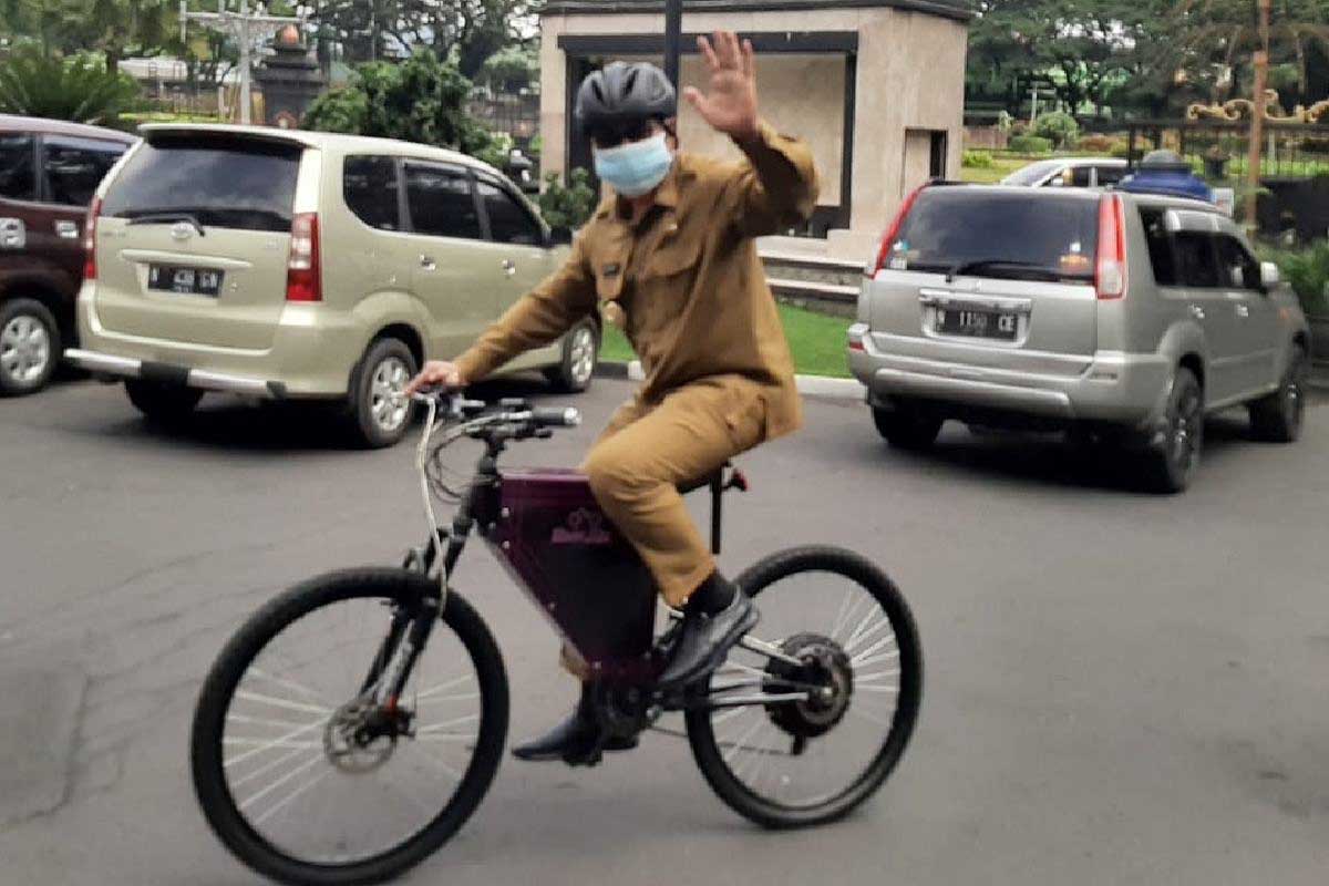 Wawali mengendarai E-Bike. (ist) - Bung Edi Tunggangi E-Bike SMK Nasional Saat Berangkat Kerja