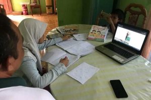 Ilustrasi siswa di Kota Malang belajar secara daring selama pandemic Covid-19. (memo x/ist) - 2021 Sekolah di Kota Malang Tetap Belajar Secara Daring