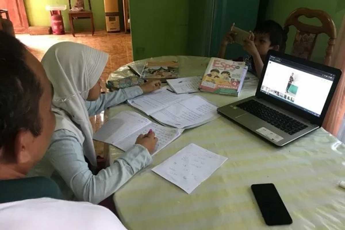 Ilustrasi siswa di Kota Malang belajar secara daring selama pandemic Covid-19. (memo x/ist) - 2021 Sekolah di Kota Malang Tetap Belajar Secara Daring