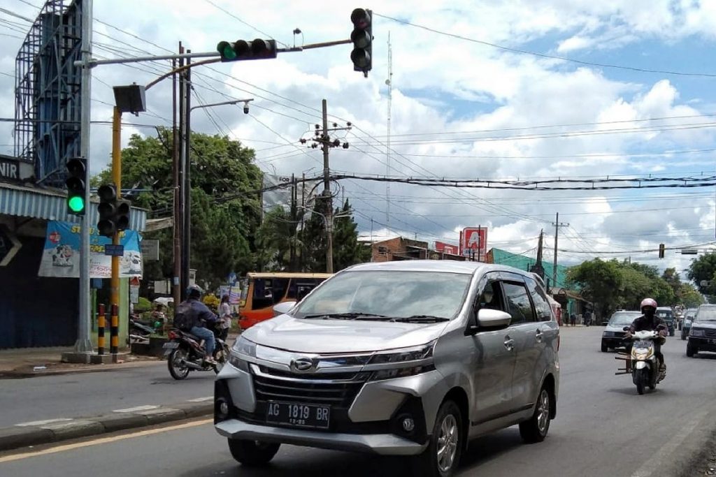 ATCS dan traffic light lama di simpang Gadang. (ws1) - Sepekan Dioperasikan, Dishub Evaluasi Rekayasa Lalu Lintas Jembatan Kedungkadang