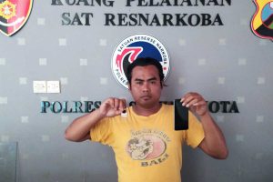 Abdul Ghoni saat ditangkap Polisi - Budak Sabu Diborgol Polisi