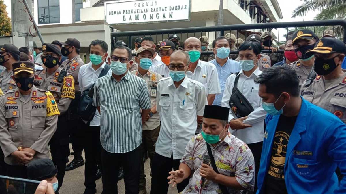Aksi Banjir di Lamongan, Anshori Sekretaris Komisi B DPRD Lamongan Temui Massa