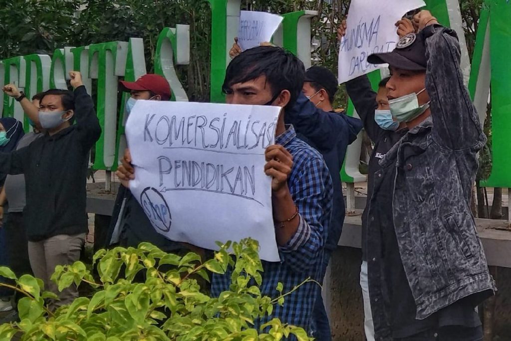 Tulisan tuntutan mahasiswa Unisma. (ws1) - Geram Unisma Demo Kejelasan Kuota Data Hingga SPP