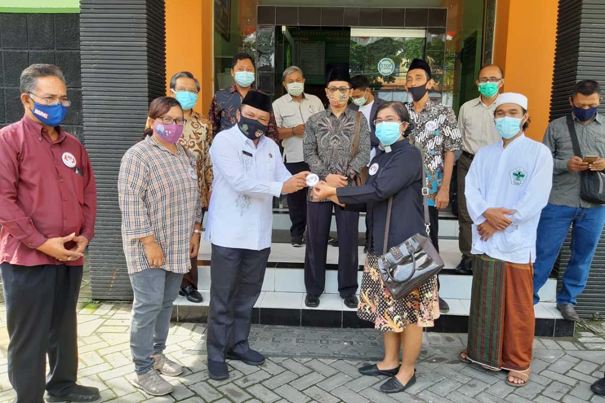 Aktivis keberagaman yang tergabung dalam Forum Masyarakat Gresik Pecinta Keberagaman (Formagam), saat bersilaturrahim dengan Kepala Kantor Kementerian Agama (Kemenag) Kabupaten Gresik - Formagam Bersilaturrahim dengan Kepala Kemenag Gresik