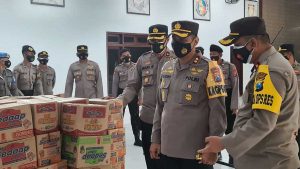 Anggota Polres Blitar Kota kumpulkan bantuan untuk korban bencana alam di Kalimantan Selatan dan Sulawesi Barat - Anggota Polres Blitar Kota Kumpulkan Bantuan