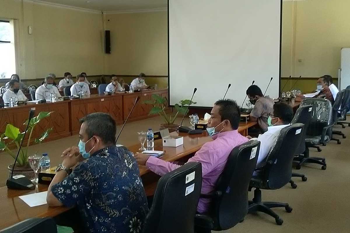 Anggota dan pimpinan Komisi A DPRD Sidoarjo menggelar rapat soal penyerahan aset Prasarana, Sarana, dan Utilitas Umum (PSU) dari pengembang perumahan kepada Pemkab Sidoarjo HEARING - Anggota dan pimpinan Komisi A DPRD Sidoarjo menggelar rapat soal penyerahan aset Prasarana, Sarana, dan Utilitas Umum (PSU) dari pengembang perumahan kepada Pemkab Sidoarjo, Rabu (06/01/2021) - Dewan Geram, Pemkab Tidak Serius Kelola Fasum Perumahan