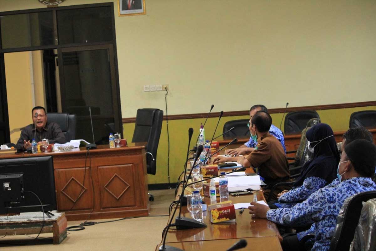 HEARING - Anggota dan pimpinan Komisi C DPRD Sidoarjo menggelar hearing dengan Dinas Pekerjaan Umum Bina Marga dan Sumber Daya Air (PUBM dan SDA) Pemkab Sidoarjo membahas soal kerusakan sejumlah jalan di Sidoarjo yang tak kunjung diperbaiki, Senin (18/01/2021) - Dinas PUBM Berdalih Banyak Pegawai Pensiun