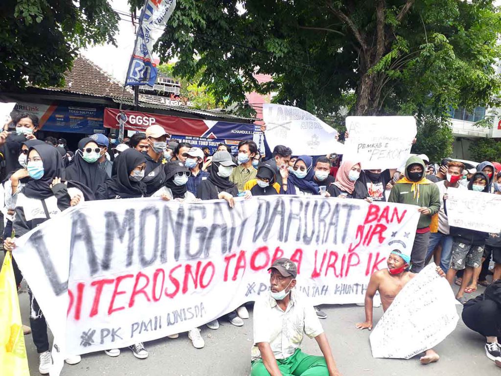 Aksi Banjir di Lamongan, Anshori Sekretaris Komisi B DPRD Lamongan Temui Massa