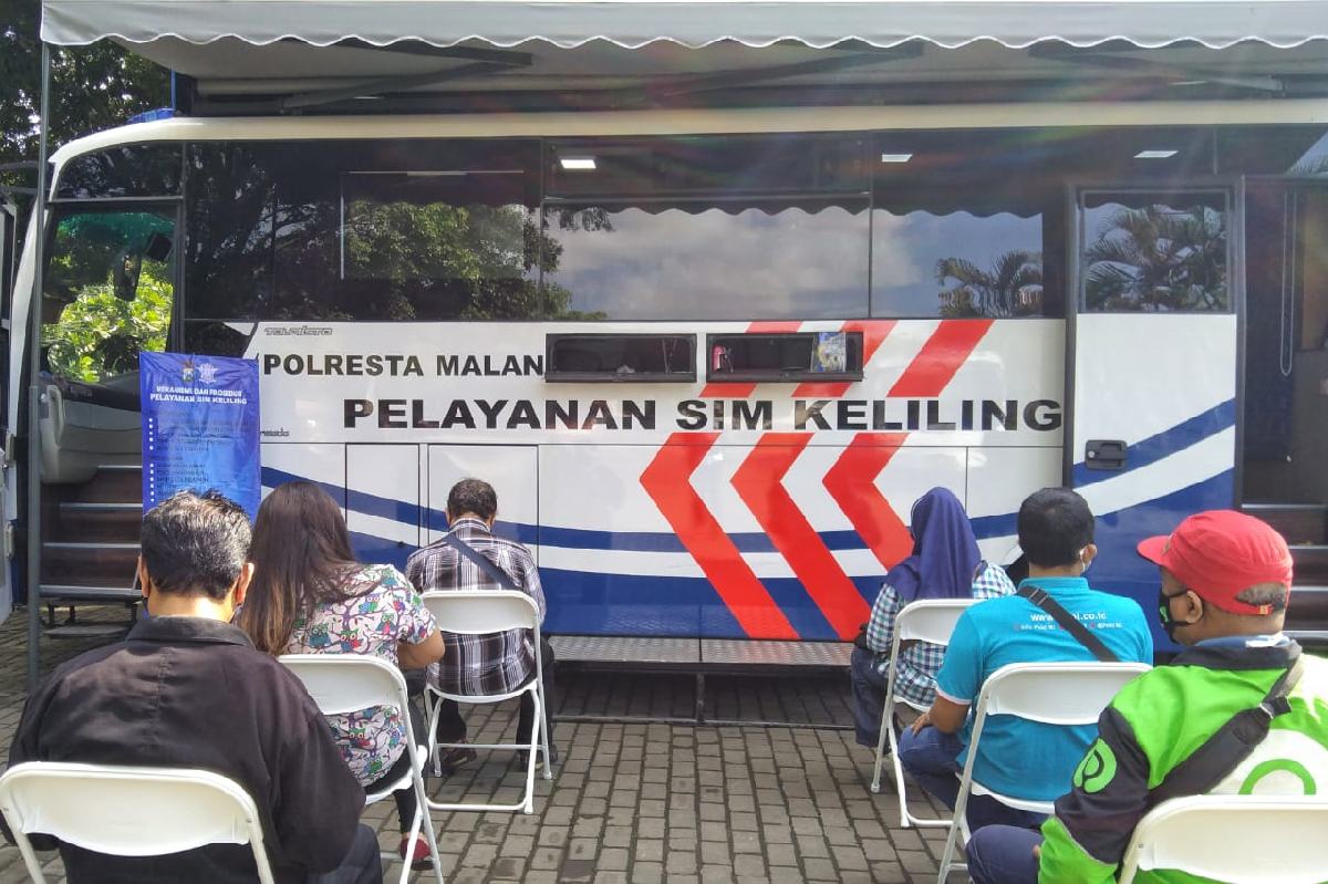 Masyarakat tertib antri perpanjangan SIM di Taman Krida. (ws1) - Layanan Perpanjangan SIM Keliling Dimulai Pekan Ini