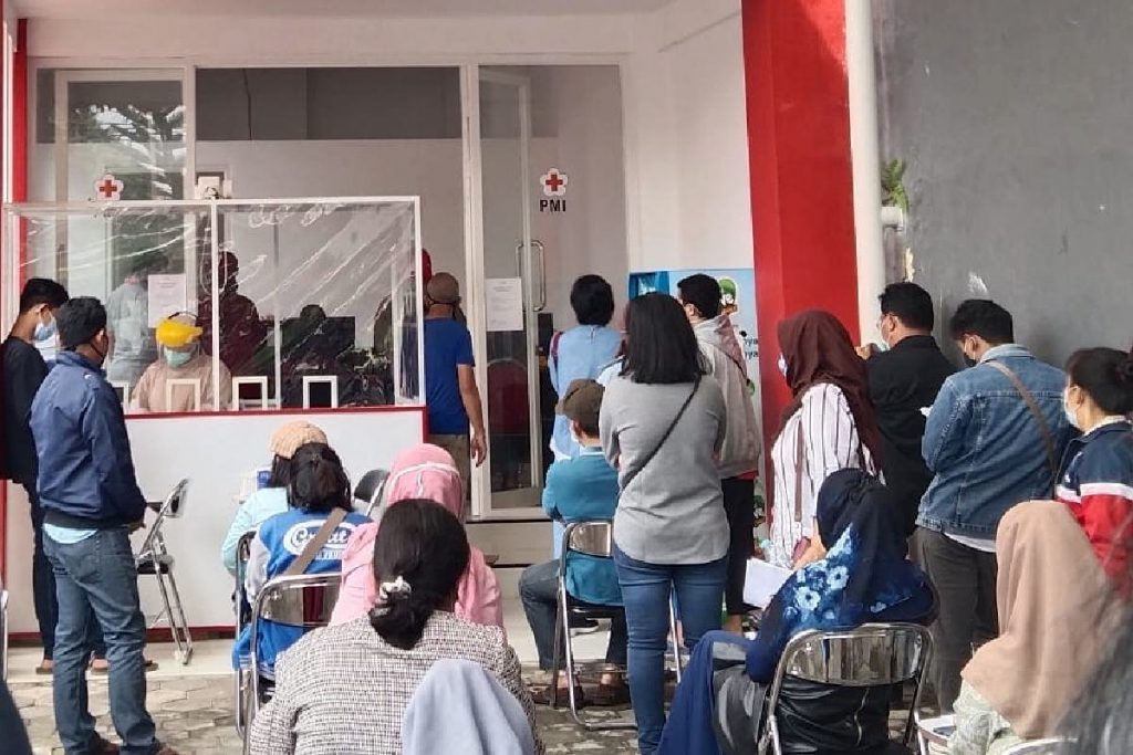 Antrian rapid antigen di PMI Kota Malang. (ws1) - Alami Lonjakan, PMI Kota Malang Perpanjang Jam Pelayanan Rapid Antigen