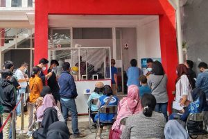Antrian permintaan rapid dan swab antigen di PMI Kota Malang. (jaz) - PMI Kota Malang Layani Rapid dan Swab Antigen Cuma 20 Menit