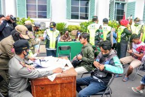 OPERASI : Aparat gabungan dalam operasi yustisi untuk mendisiplinkan warga dalam menerapkan protokol kesehatan pencegahan penularan COVID-19, terutama memakai masker, di Kota Malang, Jawa Timur. (ist) - Tak Capai Target, PPKM Diperpanjang - 1,9 Juta Orang Terjaring Langgar Prokes Selama PPKM di Jatim