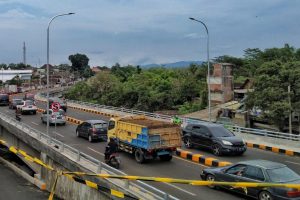 Arus lalu lintas Jembatan Kedungkandang nampak ramai lancar. (jaz) - Begini Penyebab Penumpukan Pertigaan Jembatan Kedungkandang