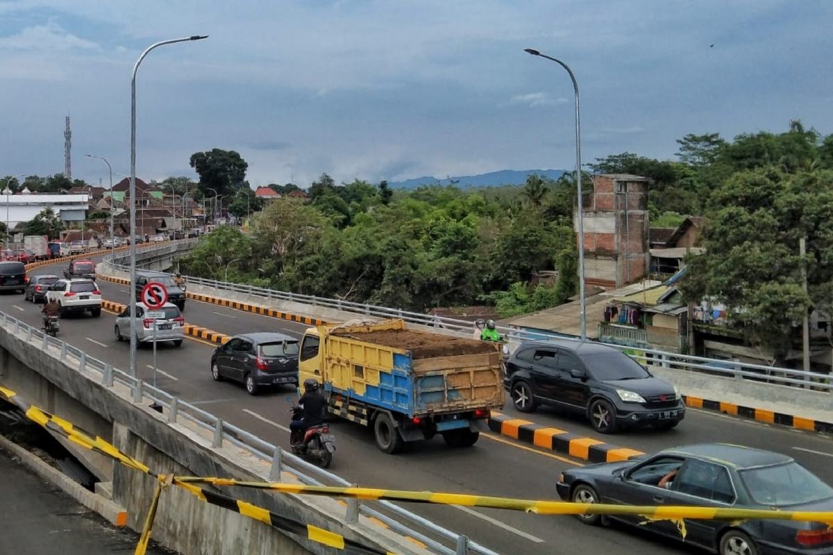 Arus lalu lintas Jembatan Kedungkandang nampak ramai lancar. (jaz) - Begini Penyebab Penumpukan Pertigaan Jembatan Kedungkandang